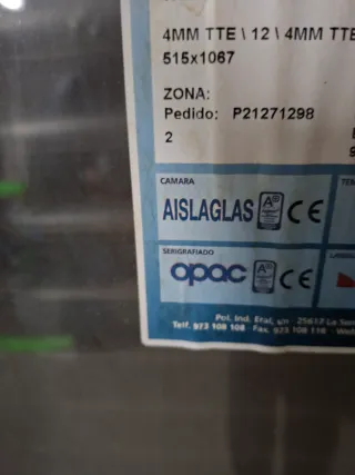 Ventana de aluminio marrón