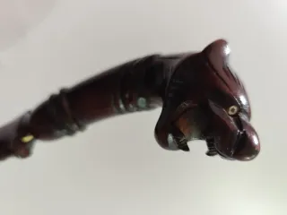 Strumento rituale indonesiano in legno intagliato