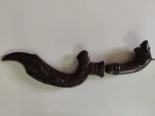 Strumento rituale indonesiano in legno intagliato