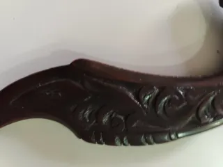 Strumento rituale indonesiano in legno intagliato