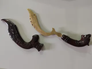 Strumento rituale indonesiano in legno intagliato