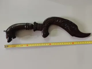 Strumento rituale indonesiano in legno intagliato