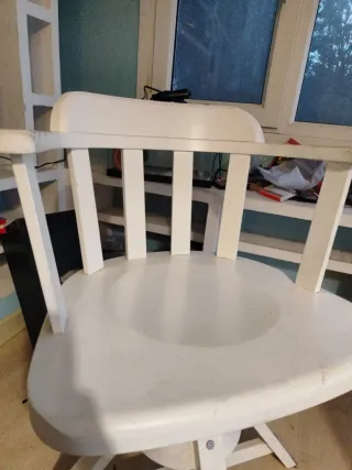 Sillon de madera blanca giratoria