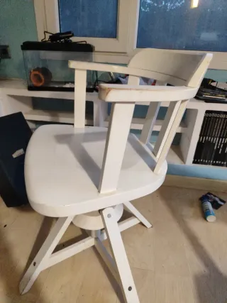 Sillon de madera blanca giratoria