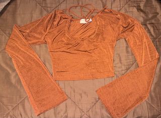 Top marrón de manga larga acampanada