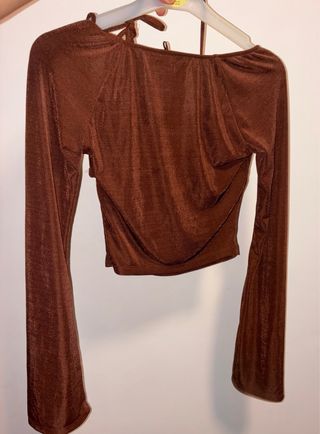 Top marrón de manga larga acampanada