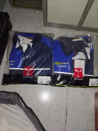 Monos de trabajo Dynacoat sin abrir en su bolsa