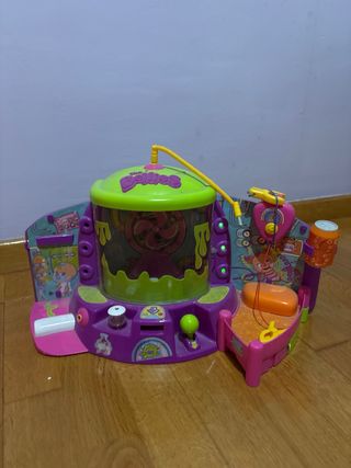 The Bellies: 2 juegos. baño y enfermería.