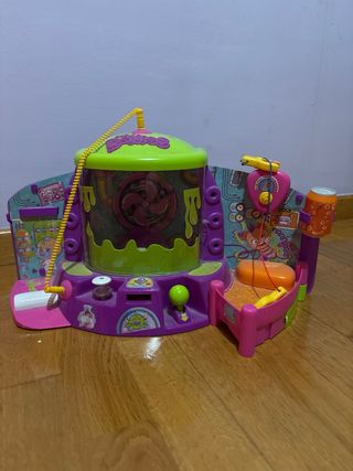 The Bellies: 2 juegos. baño y enfermería.