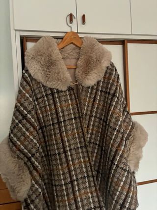 Capa forrada cuadros beige y marrón