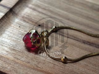 Collana con ciondolo a forma di teschio