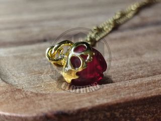 Collana con ciondolo a forma di teschio