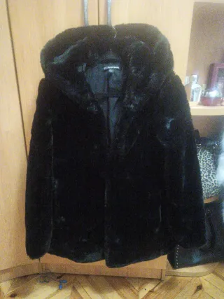 Abrigo de pelo negro con capucha