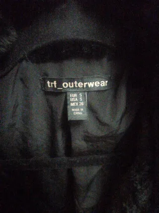 Abrigo de pelo negro con capucha