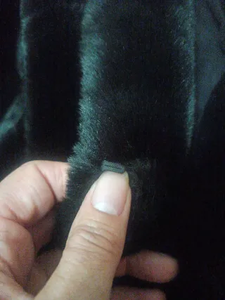 Abrigo de pelo negro con capucha