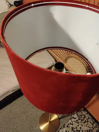 Lampada da terra dorata con paralume rosso