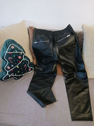 Pantalón polipiel edición especial para Zara