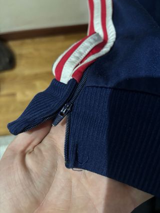 Pantalón Adidas azul y rojo