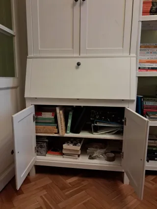 Escritorio blanco con puertas y estantería