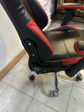 Silla de oficina ergonómica negra y roja