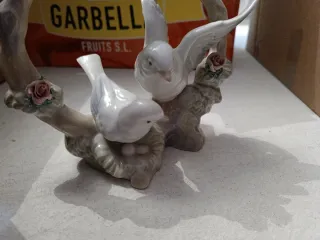 Uccelli in porcellana con rose