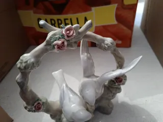 Uccelli in porcellana con rose