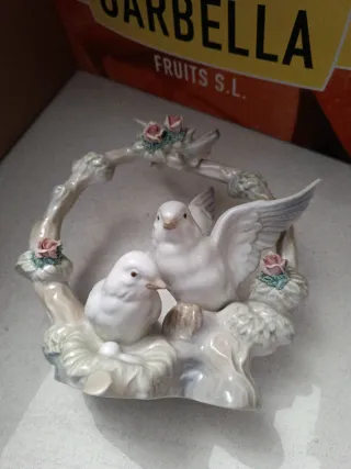 Uccelli in porcellana con rose