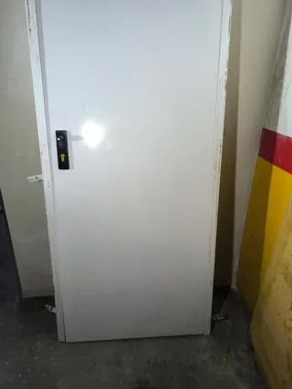 Puerta exterior blanca con cerradura