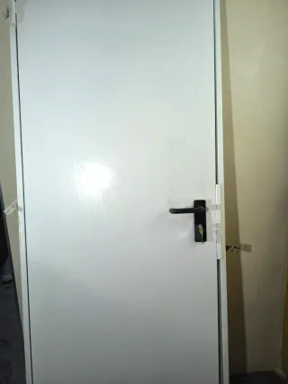 Puerta exterior blanca con cerradura