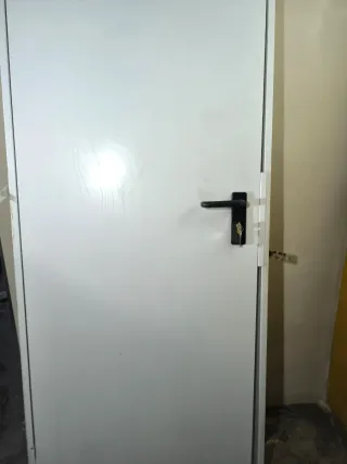 Puerta exterior blanca con cerradura