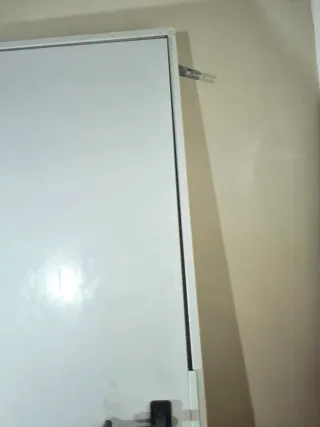 Puerta exterior blanca con cerradura