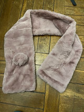 Bufanda rosa de pelo sintético con pompón
