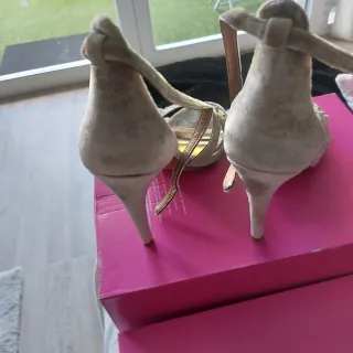 Zapatos de tacón MASCARÓ beige y oro