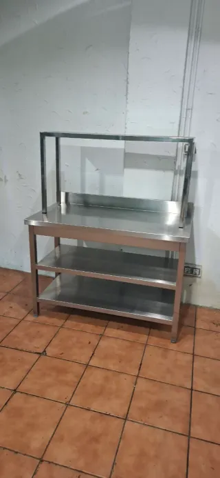 Mesa de acero inoxidable con estantes