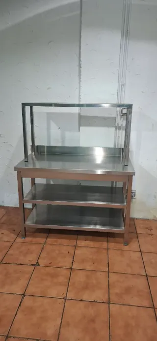 Mesa de acero inoxidable con estantes
