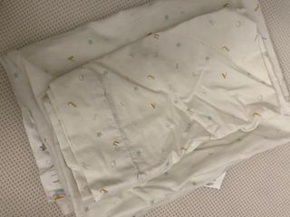 Cuna con ropa de cuna