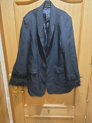 Blazer negro con plumas