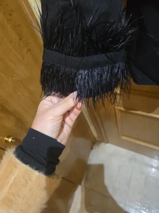 Blazer negro con plumas