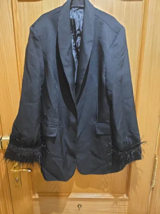 Blazer negro con plumas