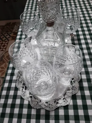Botella y copas de coñac de cristal