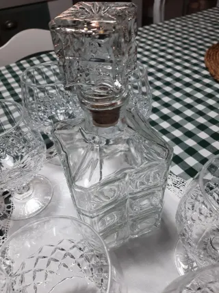 Botella y copas de coñac de cristal