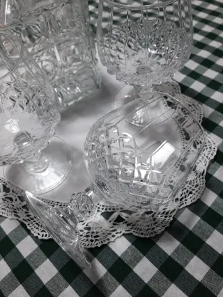 Botella y copas de coñac de cristal