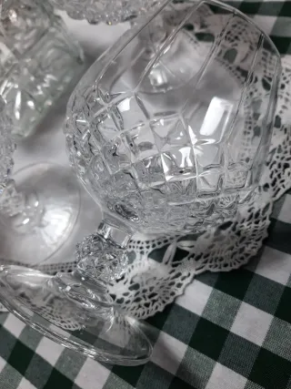 Botella y copas de coñac de cristal