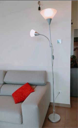 Lampada da terra con braccio flessibile