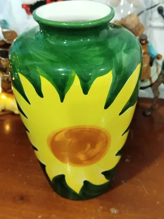 Jarrón de cerámica con girasol