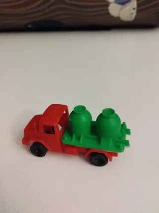 Camión de plástico con bidones verdes
