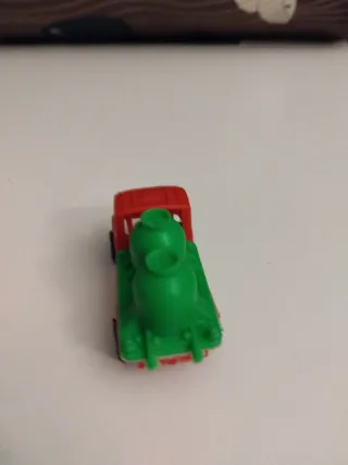 Camión de plástico con bidones verdes