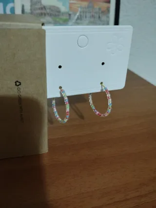 Pendientes de aro con cuentas de colores