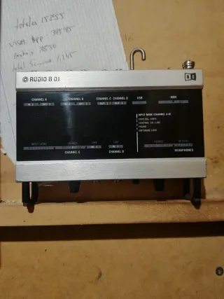 Mesa de mezclas Pioneer DJM-600 y tarjeta sonido