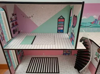 Casa de muñecas LOL con piscina